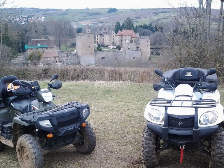 Quad devant les chateaux Quad devant les chateaux